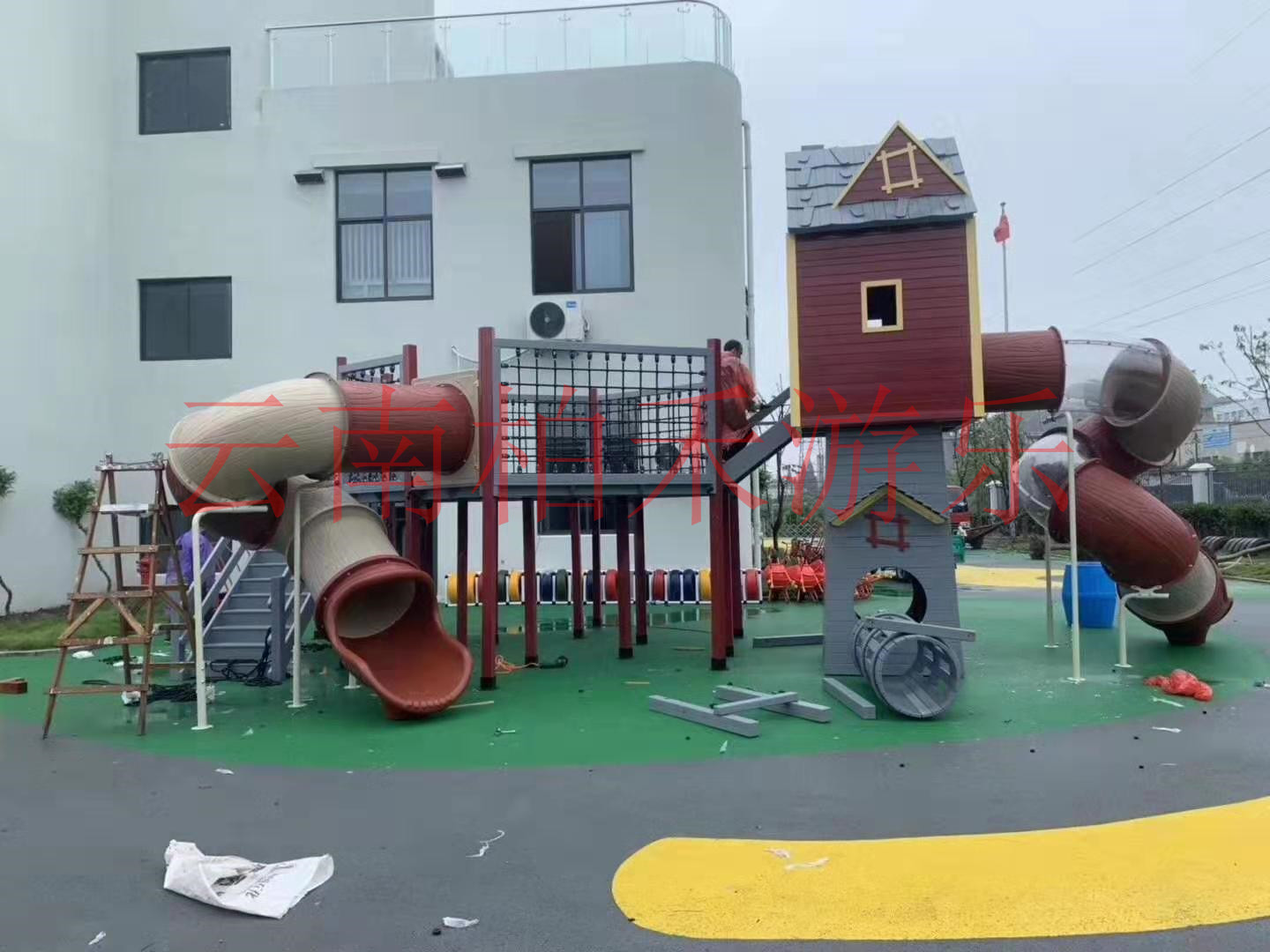 幼儿园滑梯