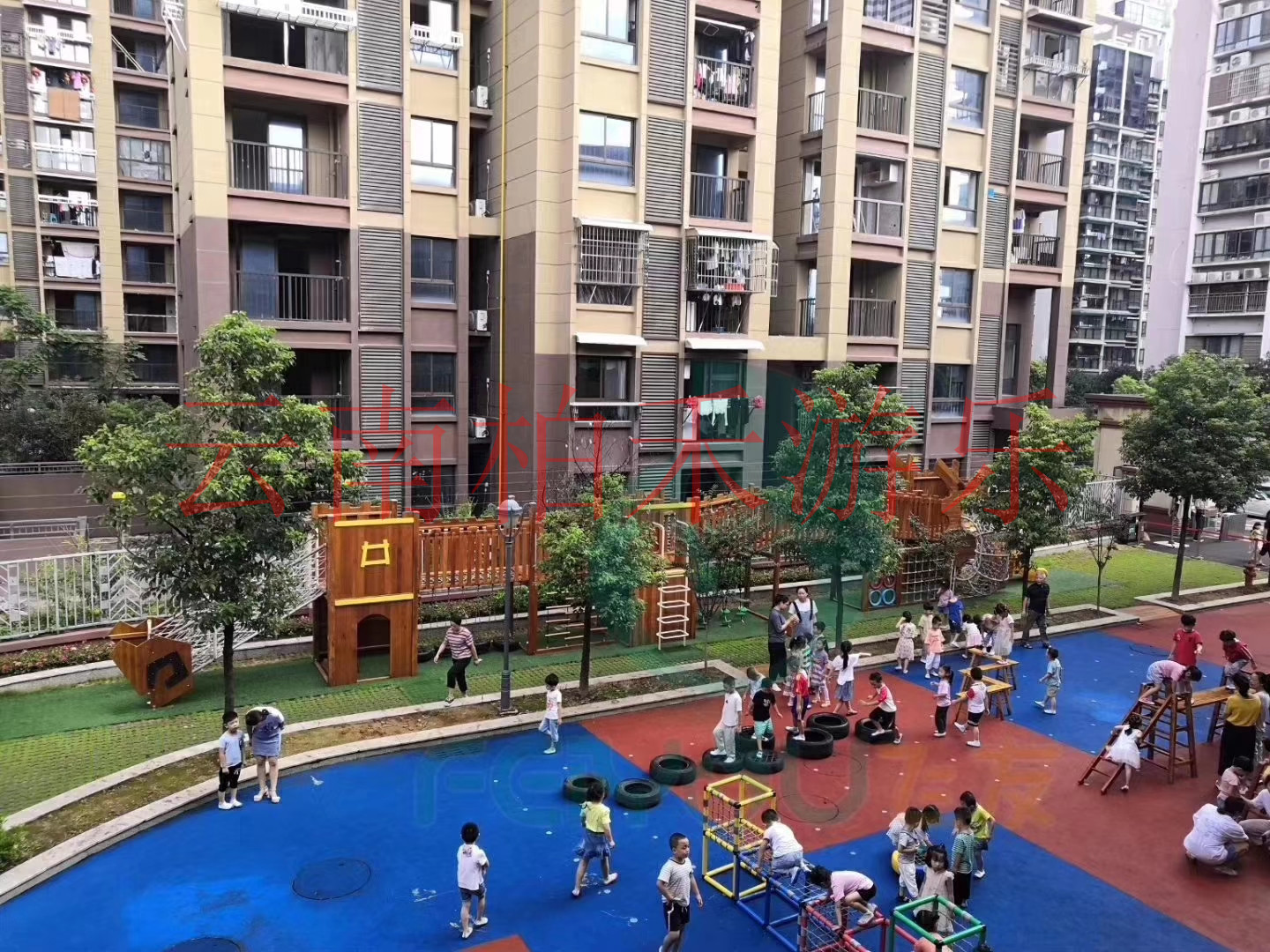 小区滑梯